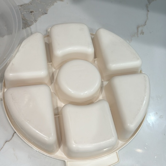 Rubbermaid Servin Saver 12' Round Snack Chip Veggie Fruit Dip Platter Tray - Picture 4 of 5